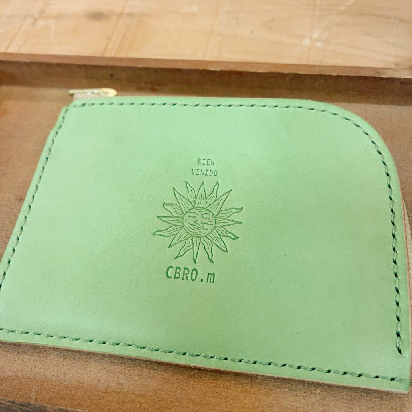 新緑の癒しを、いつもあなたのそばに。パステルグリーンのL字型革財布