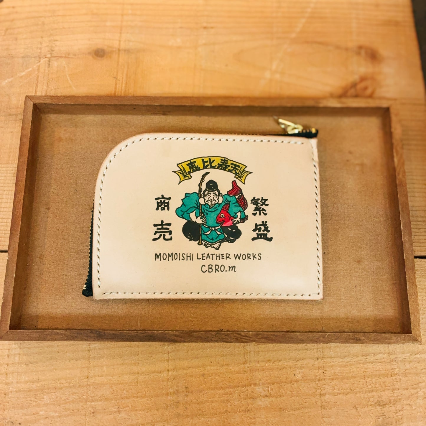 幸運を呼び込む、恵比寿天を描いた手描きイラスト入り、Lファスナーヌメ革財布