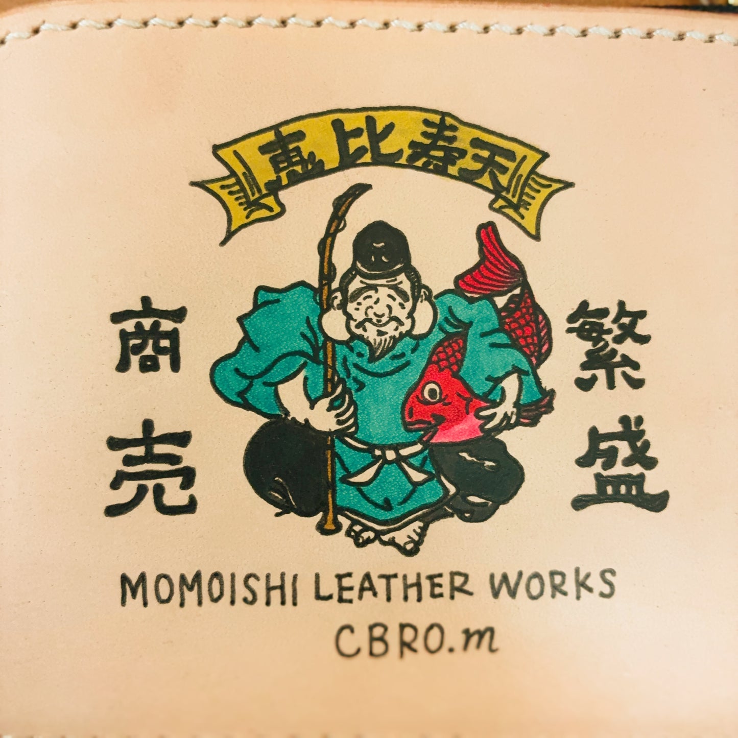 幸運を呼び込む、恵比寿天を描いた手描きイラスト入り、Lファスナーヌメ革財布