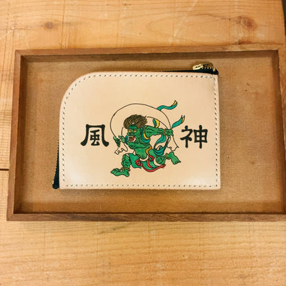 風を操る神の力を、あなたの日常に。風神の手描きイラスト入り、ヌメ革L字ファスナー財布