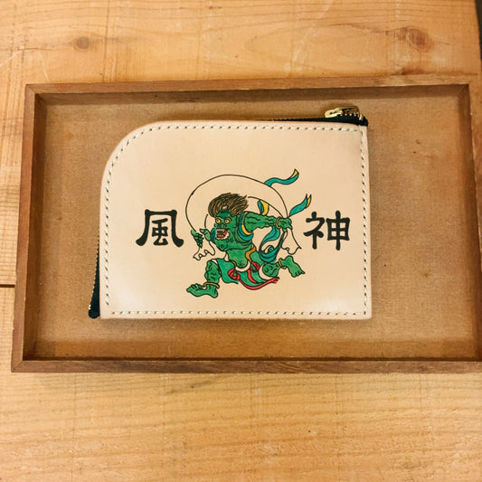 風を操る神の力を、あなたの日常に。風神の手描きイラスト入り、ヌメ革L字ファスナー財布