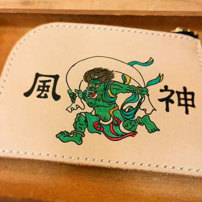 風を操る神の力を、あなたの日常に。風神の手描きイラスト入り、ヌメ革L字ファスナー財布